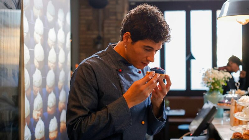 Młody cukiernik sprawdzający swoje wypieki.