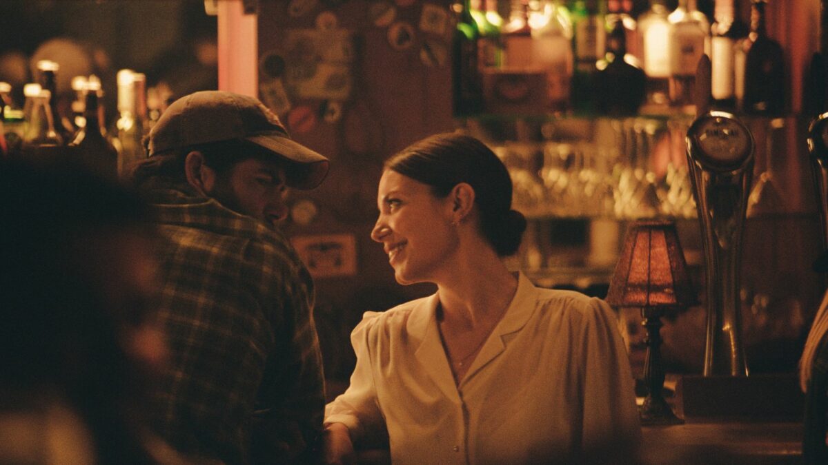 Kobieta i mężczyzna rozmawiają w barze.