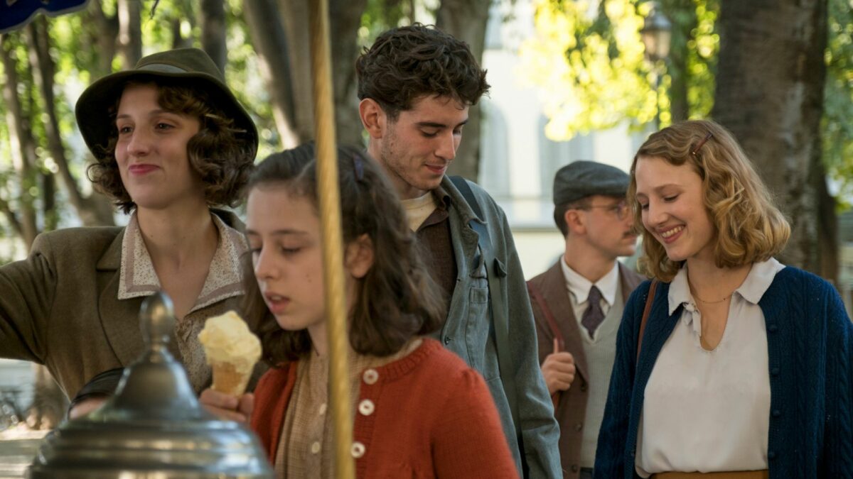 Dwie pary bawiące się w wesołym miasteczku.