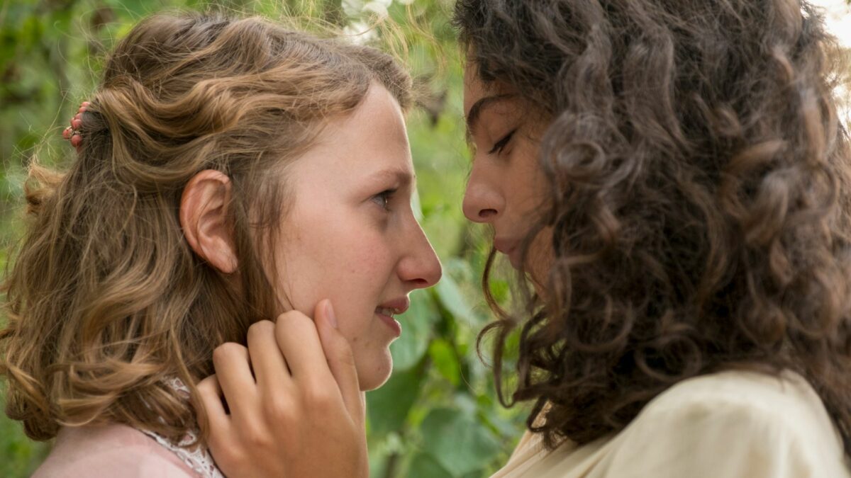 Dwie młode dziewczyny patrzące sobie w oczy.