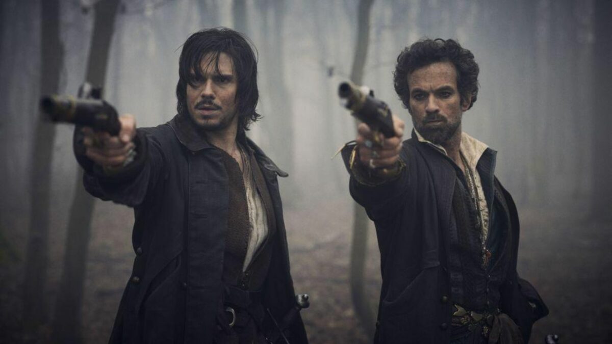 Dwóch panów celujących z broni.