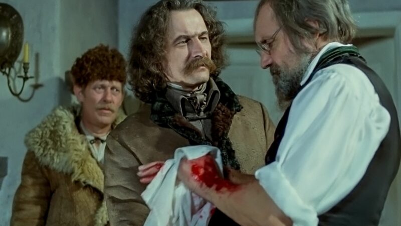 Mężczyzna wycierający zakrwawione dłonie.