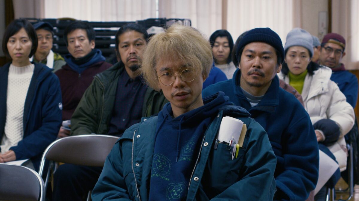 Mieszkańcy miasteczka podczas zebrania rady.