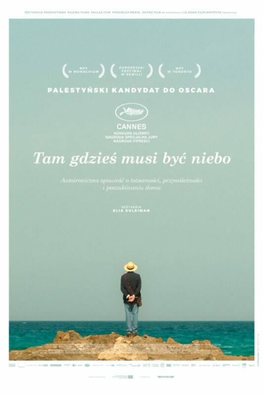 Plakat przedstawia starszego mężczyznę w kapeluszu stojącego na klifie.