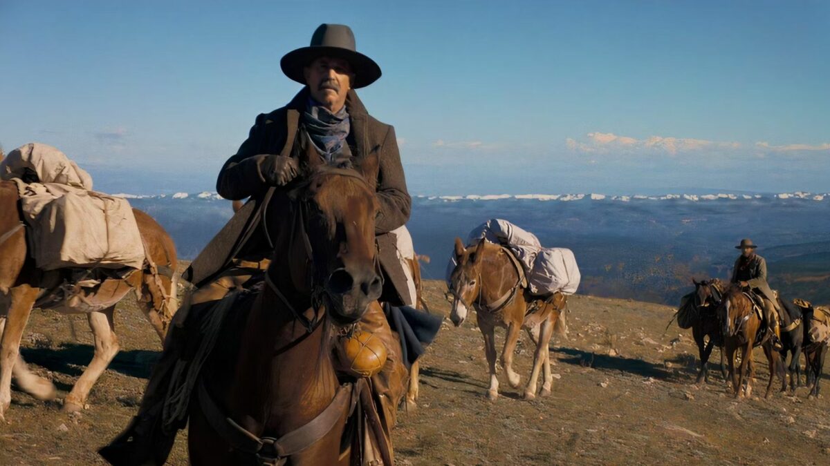 Mężczyzna na koniu prowadzi zastęp ludzi.