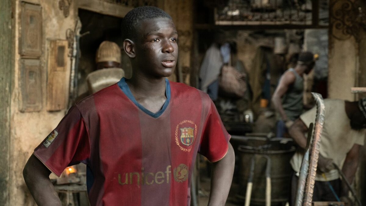 Meżczyzna w koszulce swojego ulubionego klubu piłkarskiego.