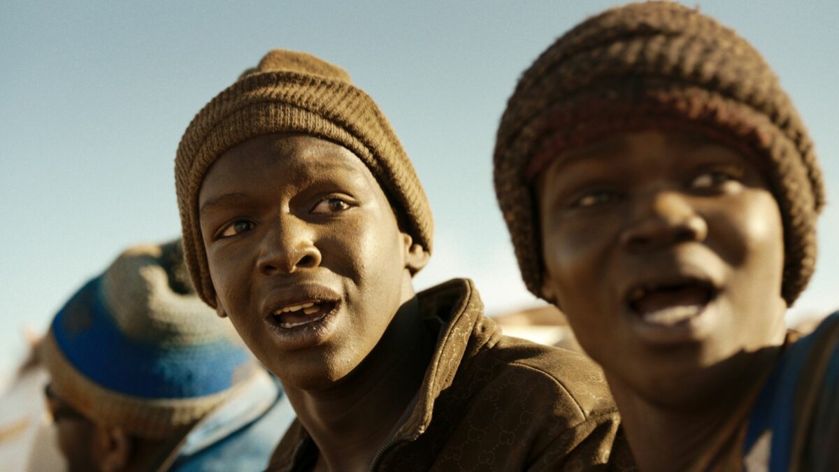 Dwójka młodych chłopaków na dworze.