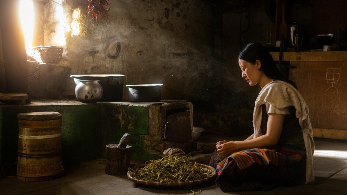 Kobieta przy pracach w kuchni.