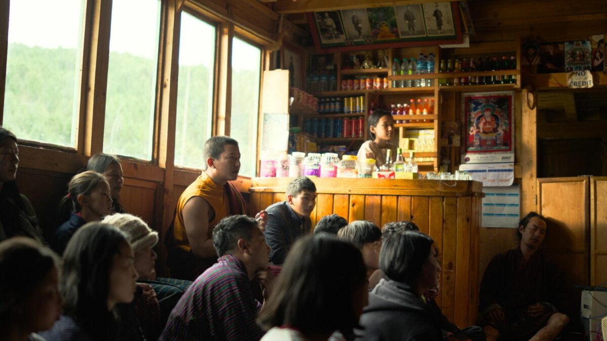 Kadr ze małego sklepu z dużą grupą ludzi w środku.