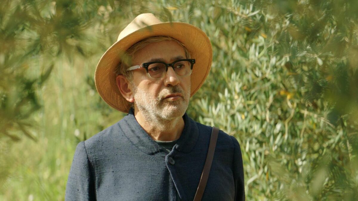 Mężczyzna spacerujący po ulicy miasta.