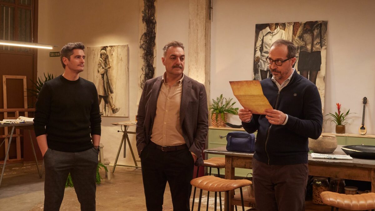 Trójka mężczyzna przemawiająca do grupy.