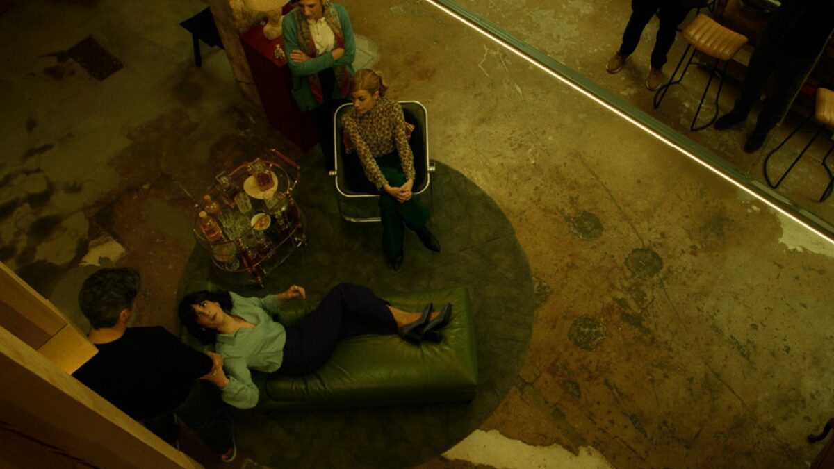 Widok z góry na cały apartament w którym odbywa się towarzyskie spotkanie.