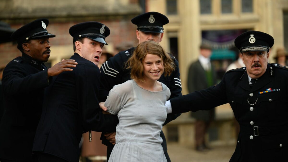 Młoda dziewczyna zatrzymana przez grupę policjantów.