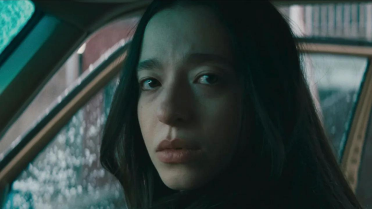 Zbliżenie na dziewczynę siedzącą w samochodzie na miejscu pasarzera.