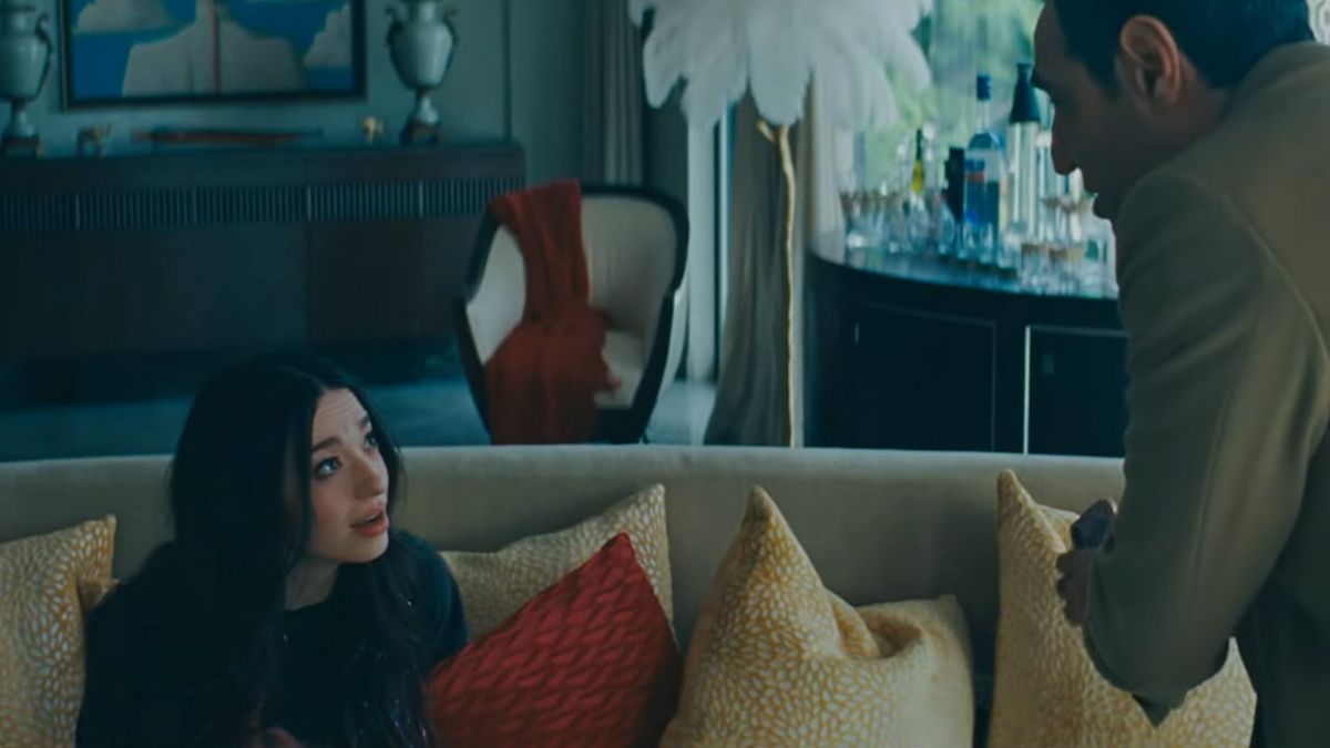 Kadr z salonu, rozmowa dziewczyny z mężczyzną.