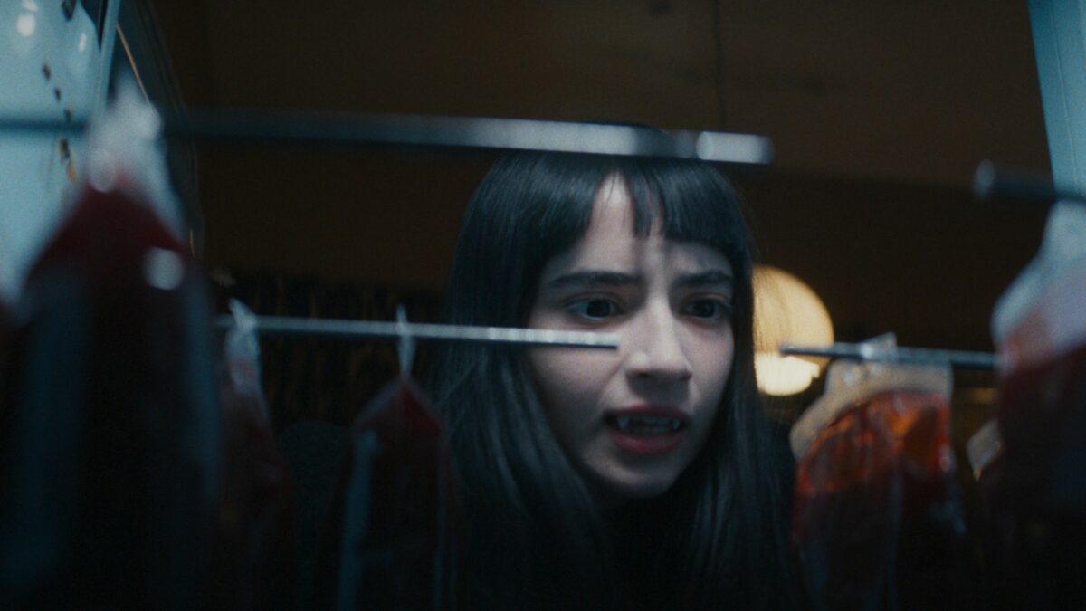 Kobieta wybierająca flakony z krwią.