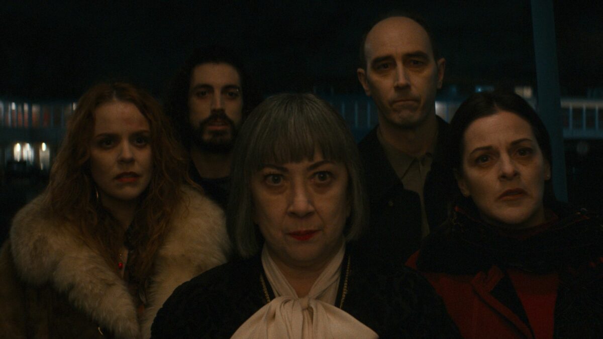 Grupa ludzi na ulicy.