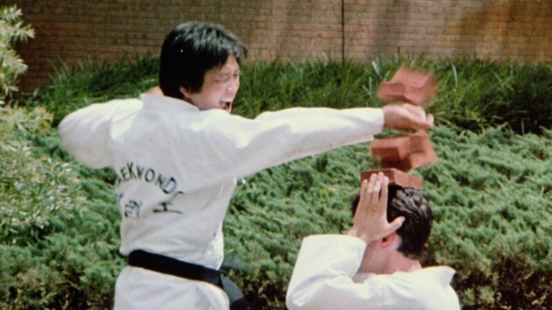 Ćwiczenia uczniów karate.