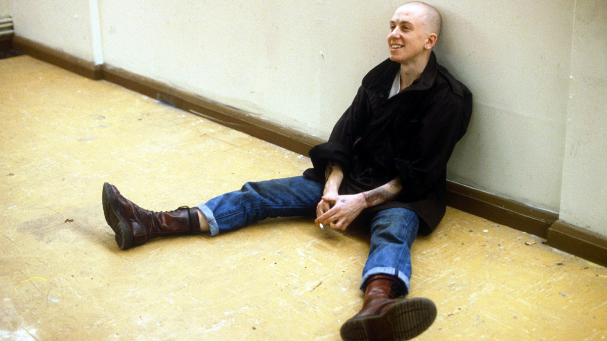 Mężczyzna siedzący w podziemnym tunelu.