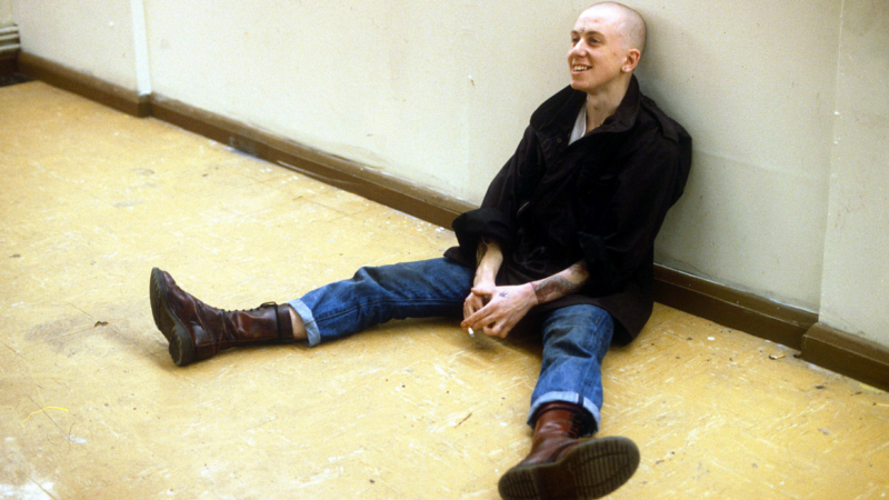 Mężczyzna siedzący w podziemnym tunelu.