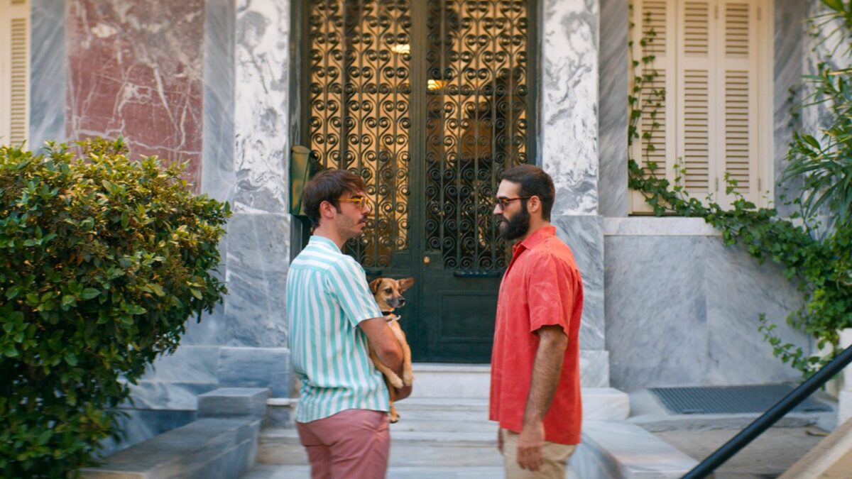 Dwójka mężczyzn przed wejściem do kamienicy.