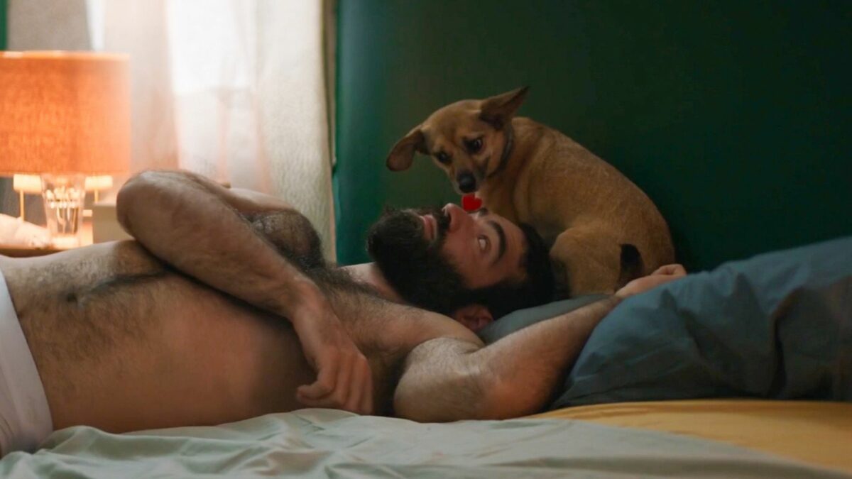 Mężczyzna na łóżku w towarzystwie swojego pasa.