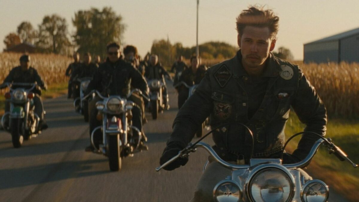 Grupa motocyklistów na drodze.