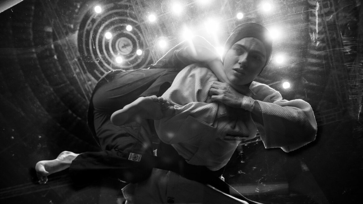 Zawodniczki judo walczące na ringu.