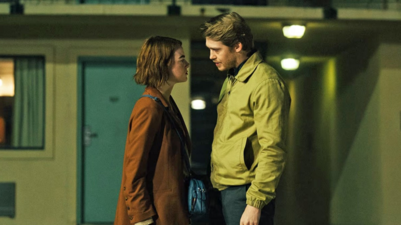 Mężczyzna z kobietą patrzą na sienie na ulicy.