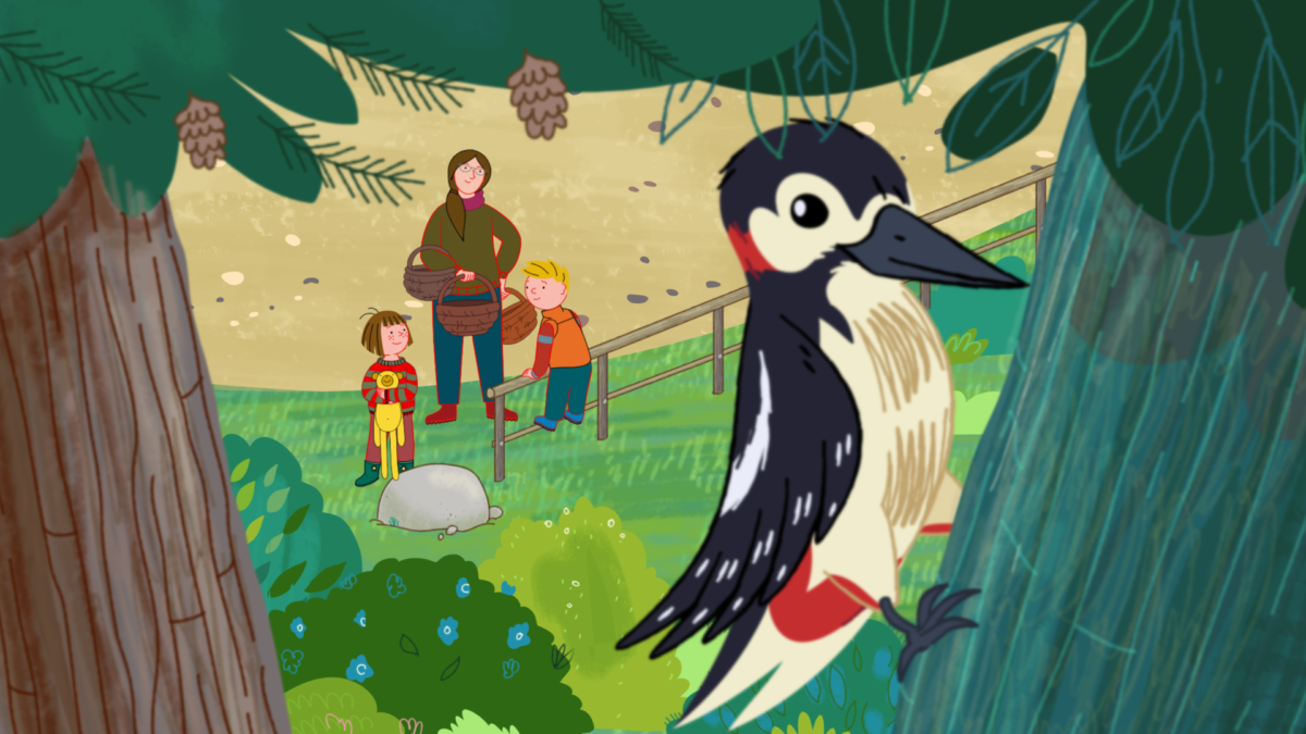 Rodzina w parku obserwuje dzięcioła na drzewie.