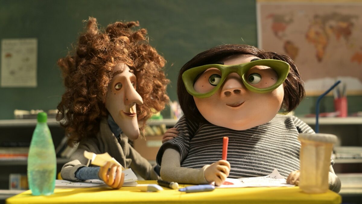 Kadr z bajki, w szkolnej ławce siedzi dwóch chłopaków.