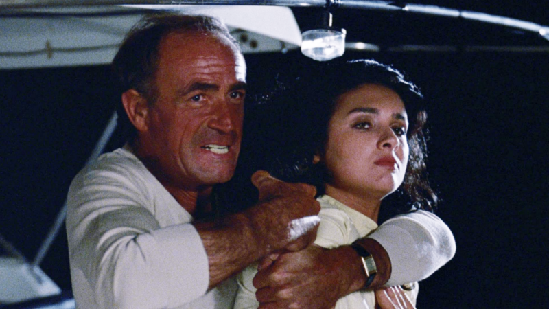 Mężczyzna zasłania się młodą kobietą, została zakładniczką.