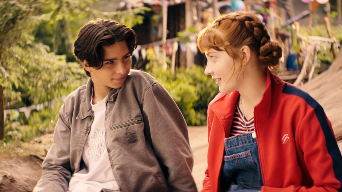 Chłopak i dziewczyna spędzają czas na dworze.