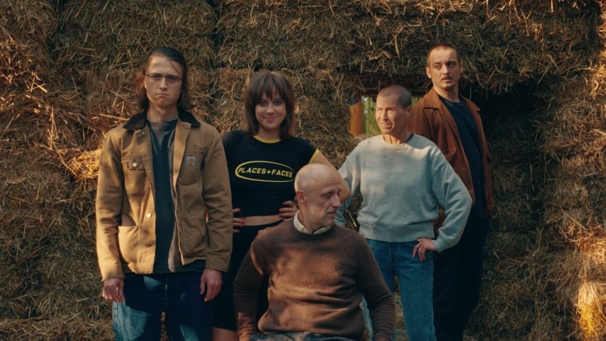 Grupa uczestników ośrodka pomocy dla osób uzależnionych.