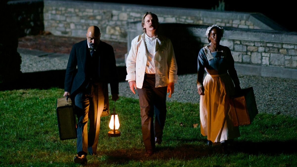 Pomoc domowa przybywająca do willi.