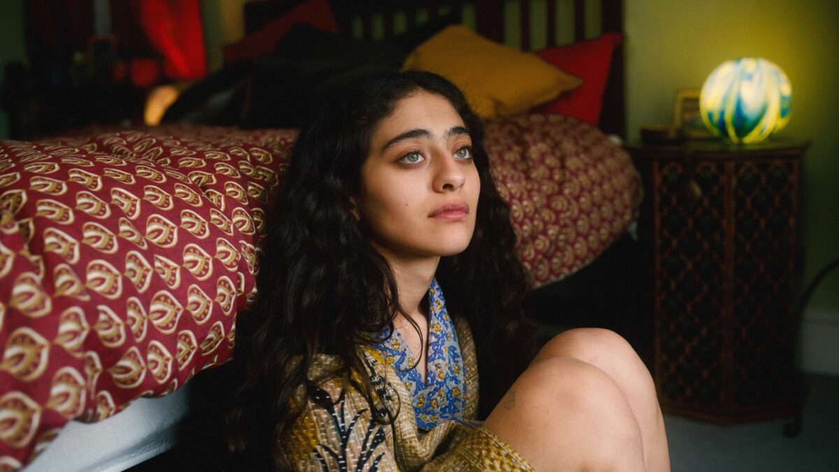 Kadr z młodą dziewczyną w swojej sypialni.