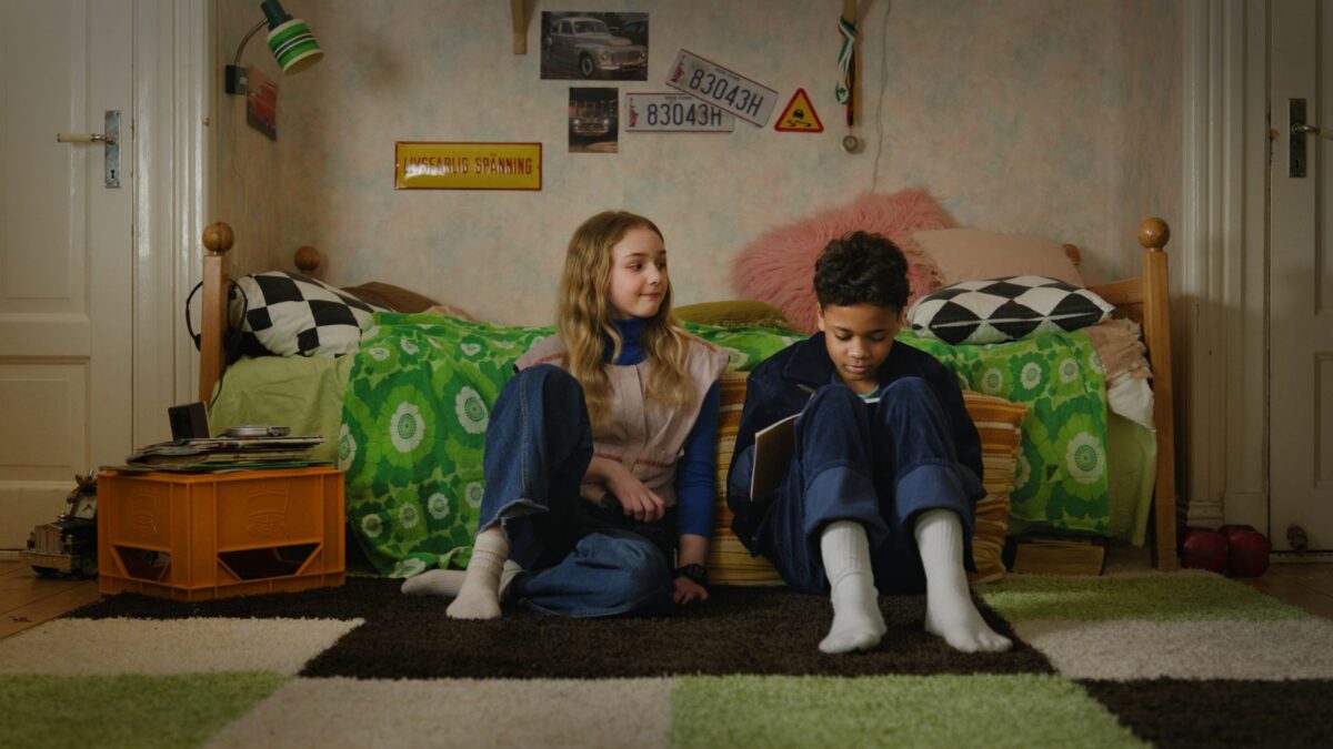 Dziewczynka i chłopiec w dziecięcym pokoju.