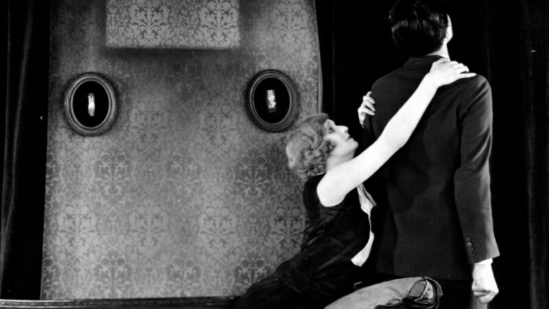 Kobieta próbująca zatrzymać mężczyznę przed wyjściem.