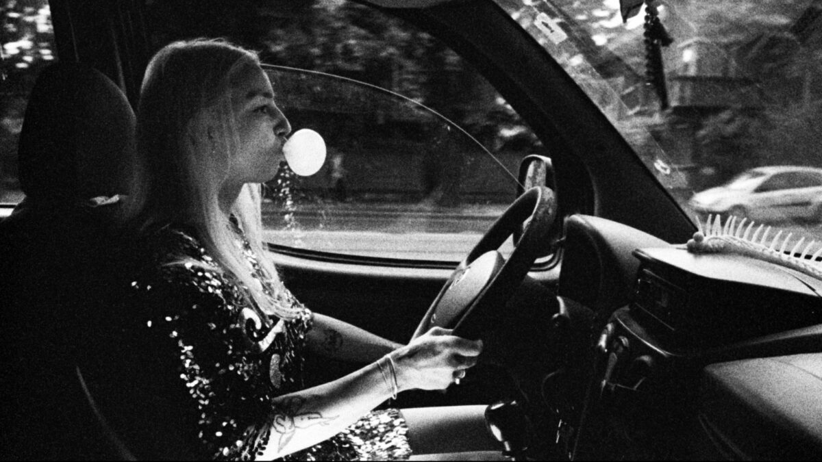 Kobieta prowadząca samochód.