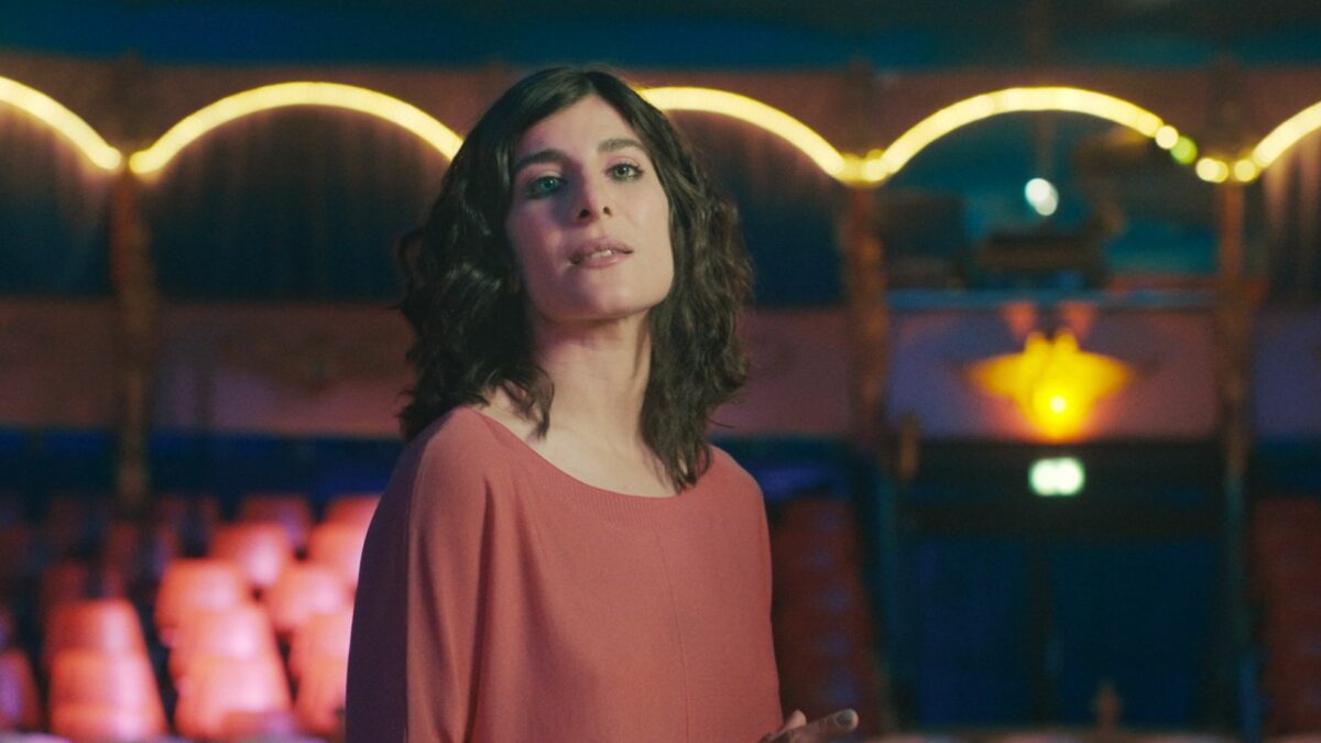 Kobieta na tle widowni.