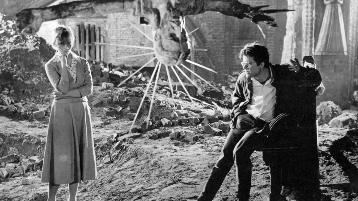 Kobieta i mężczyzna w zrujnowanym kościele.