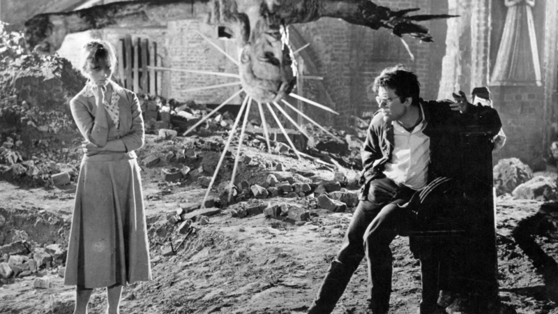 Kobieta i mężczyzna w zrujnowanym kościele.