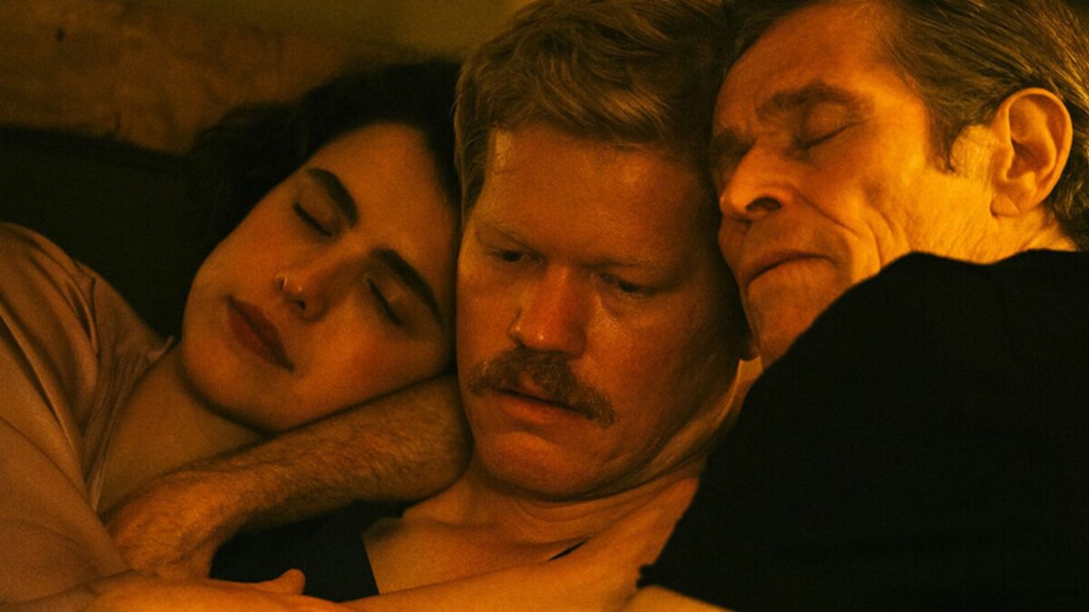 Troje bohaterów przytulają się do siebie.