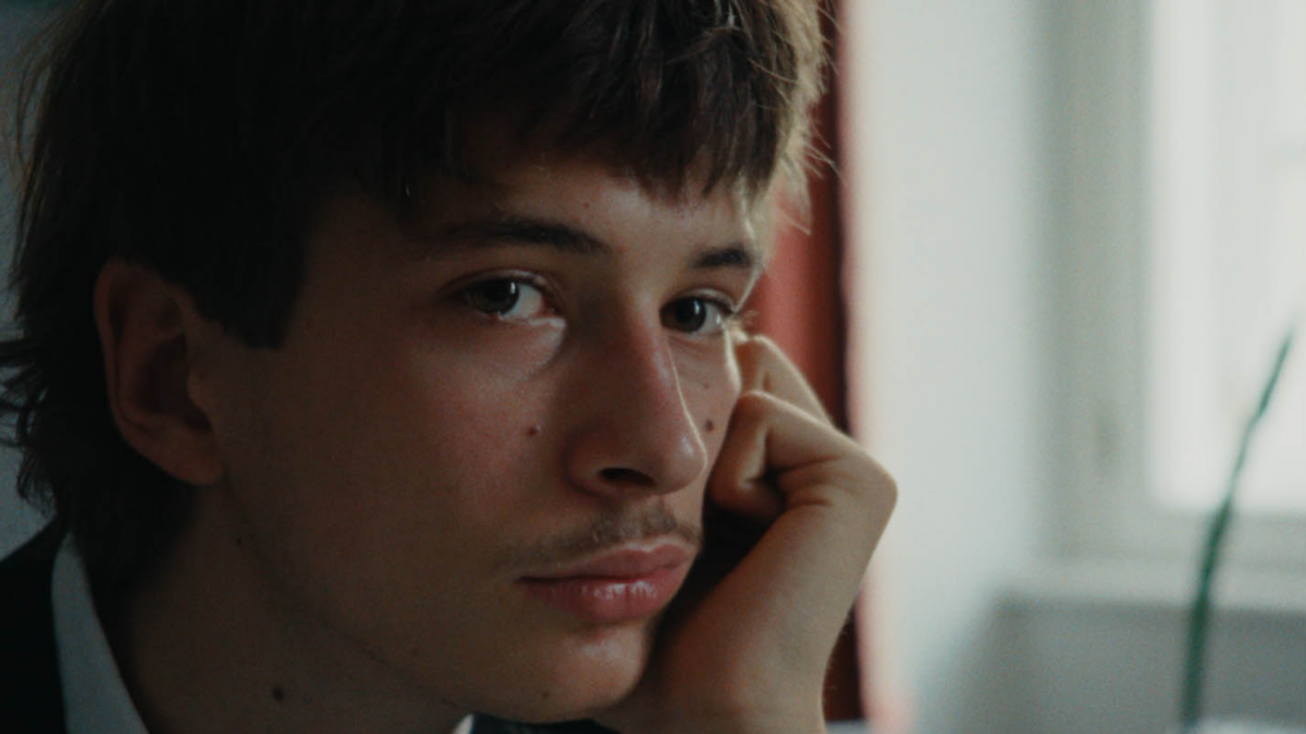 Zbliżenie na twarz młodego chłopaka.