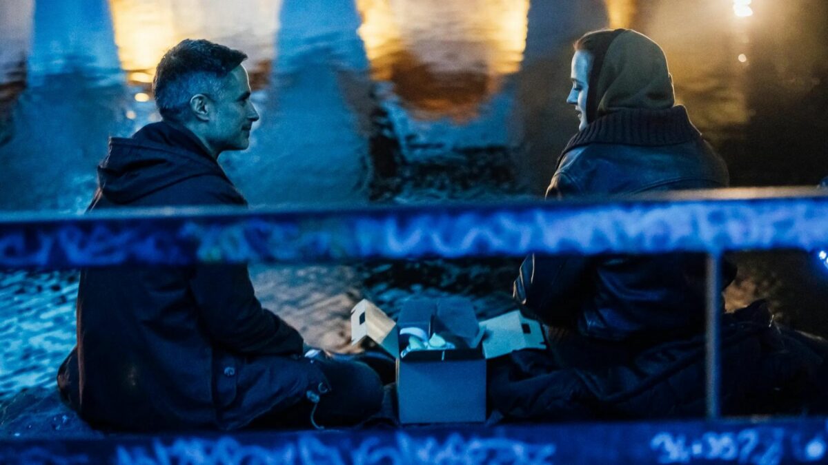 Para rozmawia na ławce w mieście.