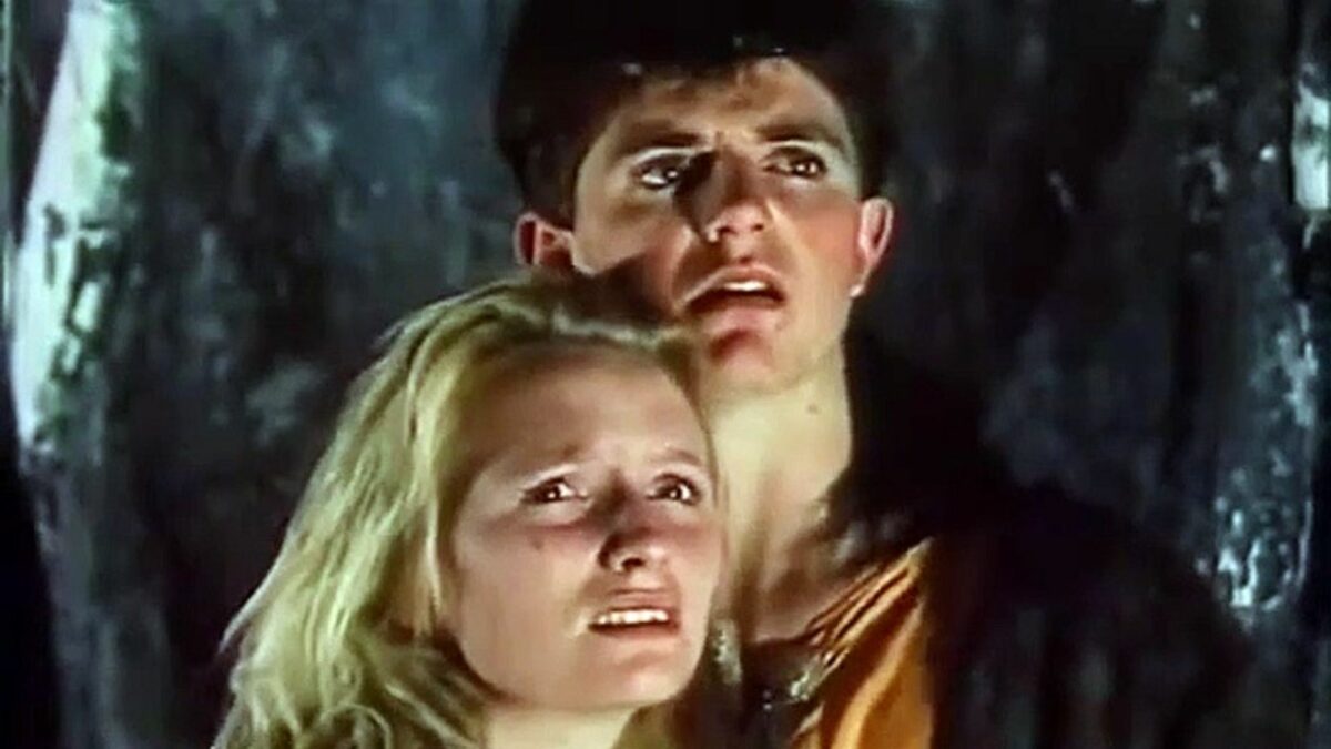 Double feature: XTRO - AVALON - kadr 2