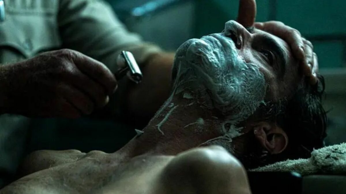 Mężczyzna golony w zakładzie zamkniętym.