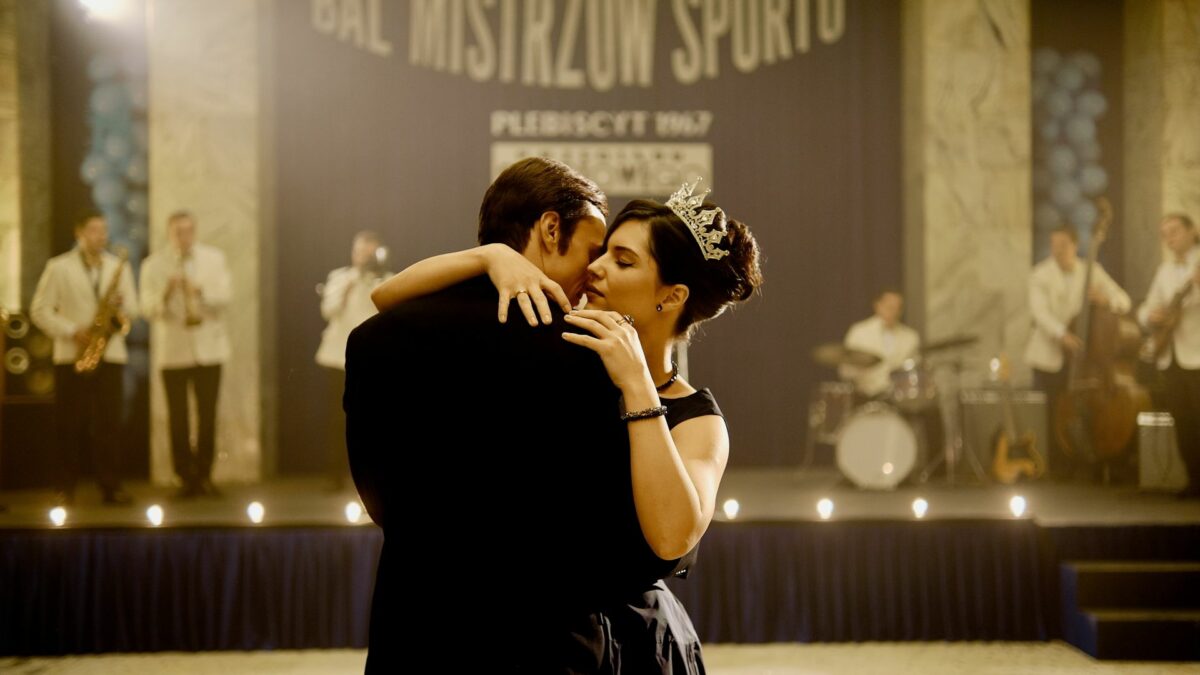 Para tańcząca na balu.