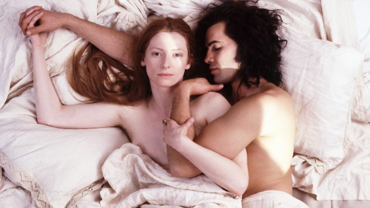 Dwoje nagich ludzi leży przy sobie w białej pościeli.