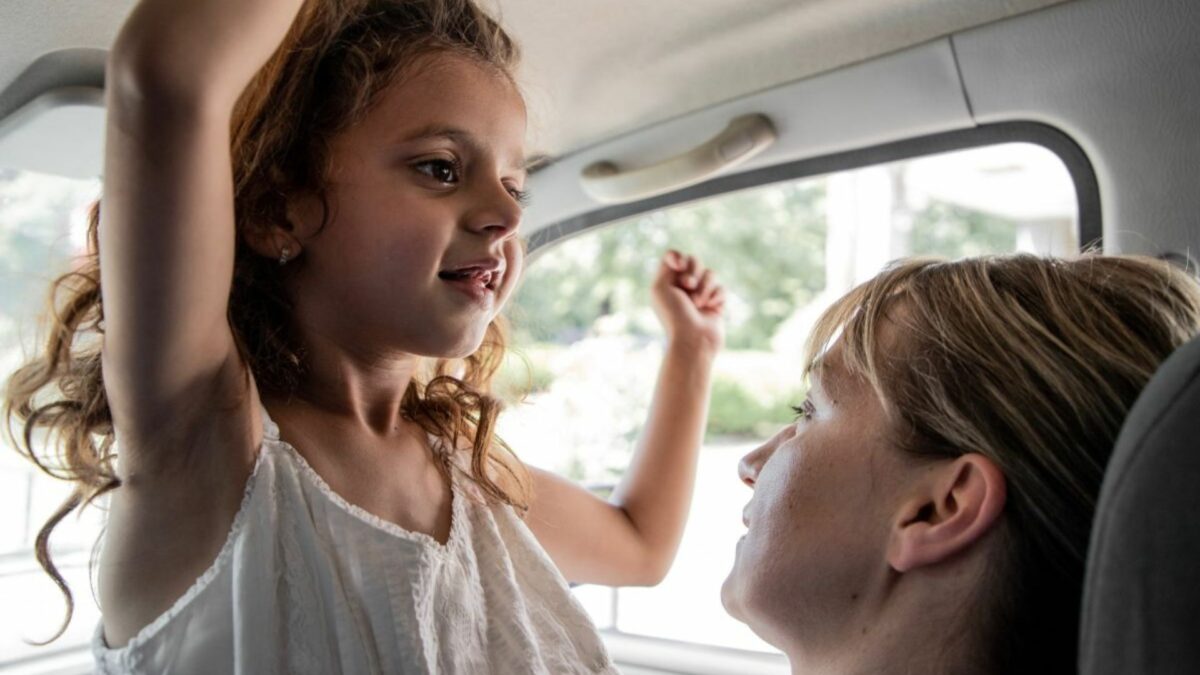 Scena z samochodu, kobieta zajmuje się dzieckiem.